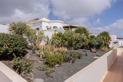 Incredible villa with private driveway, pool and sea views