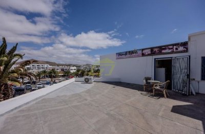 Elevate your business with this prime office/shop space with ocean views in Costa Teguise