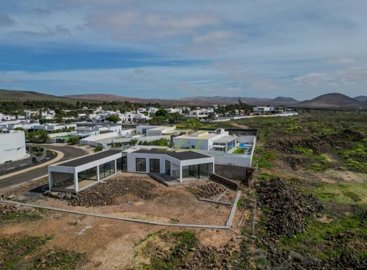 Exclusive 3 bedroom, 3 bathroom villa with sea views in Costa Teguise