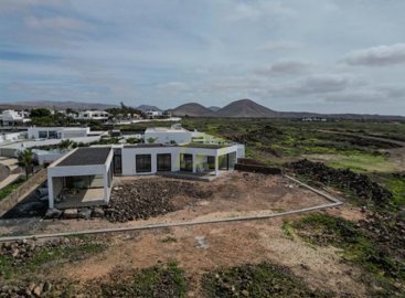 Exclusive 3 bedroom, 3 bathroom villa with sea views in Costa Teguise