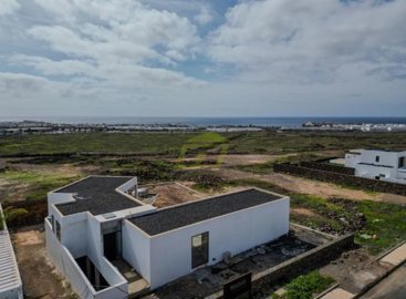 Exclusive 3 bedroom, 3 bathroom villa with sea views in Costa Teguise