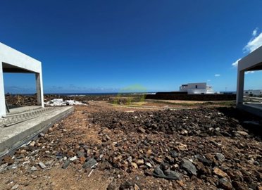 Exclusive 3 bedroom, 3 bathroom villa with sea views in Costa Teguise