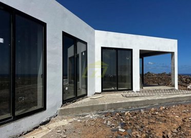 Exclusive 3 bedroom, 3 bathroom villa with sea views in Costa Teguise