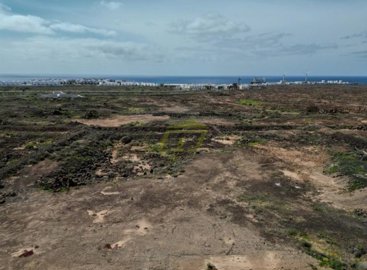 Plot of land with spectacular views in Costa Teguise