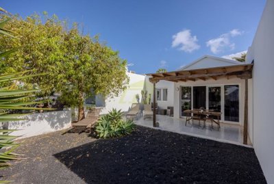 1 bedroom property with communal pool in Playa Blanca