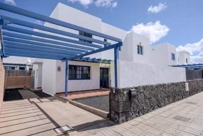 Charming duplex with en suite master, steps from the sea & Marina Rubicón
