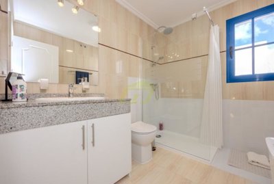Charming duplex with en suite master, steps from the sea & Marina Rubicón