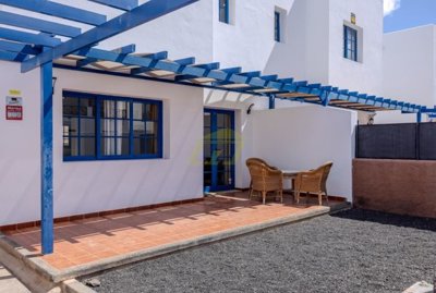 Charming duplex with en suite master, steps from the sea & Marina Rubicón