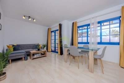 Charming duplex with en suite master, steps from the sea & Marina Rubicón