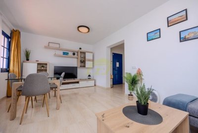 Charming duplex with en suite master, steps from the sea & Marina Rubicón