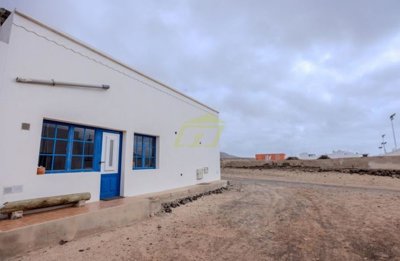A tranquil coastal retreat in La Graciosa