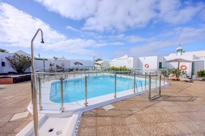 Semi-detached bungalow with pool and sea views
