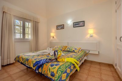 Semi-detached bungalow with pool and sea views