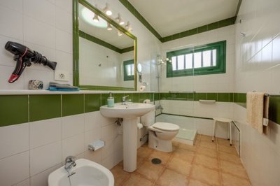 Semi-detached bungalow with pool and sea views