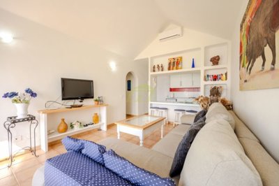 Semi-detached bungalow with pool and sea views