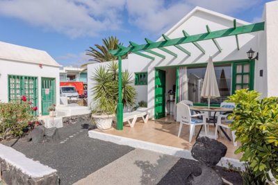 Semi-detached bungalow with pool and sea views