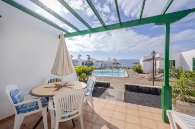 Semi-detached bungalow with pool and sea views