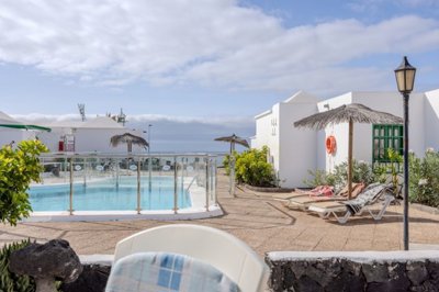 Semi-detached bungalow with pool and sea views