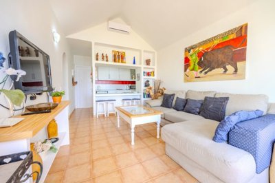 Semi-detached bungalow with pool and sea views