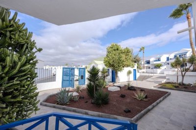 Ground floor apartment in secure gated complex close to the beach