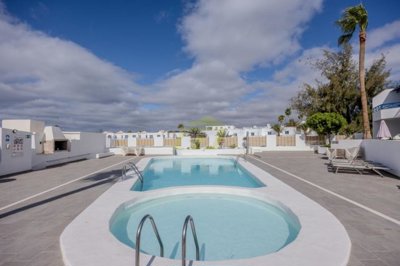 Ground floor apartment in secure gated complex close to the beach