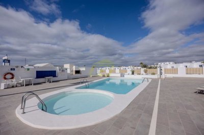 Ground floor apartment in secure gated complex close to the beach