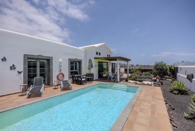 Exclusive corner plot villa on gated community in Playa Blanca