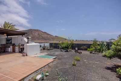 Exclusive corner plot villa on gated community in Playa Blanca