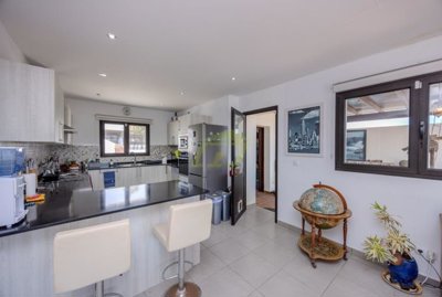 Exclusive corner plot villa on gated community in Playa Blanca