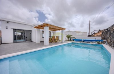 Villa with private pool and sea Views in Tabayesco