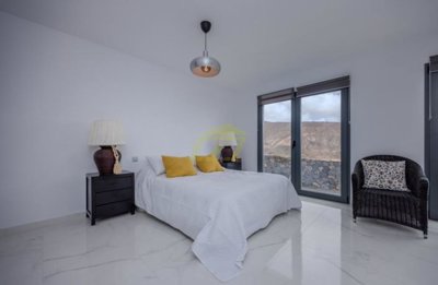 Villa with private pool and sea Views in Tabayesco