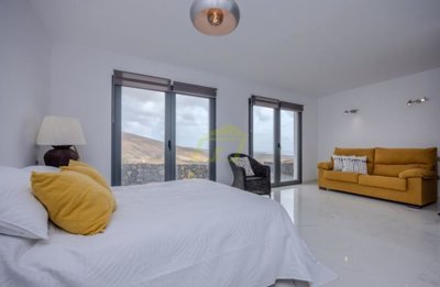 Villa with private pool and sea Views in Tabayesco