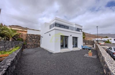 Villa with private pool and sea Views in Tabayesco