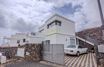 Villa with private pool and sea Views in Tabayesco