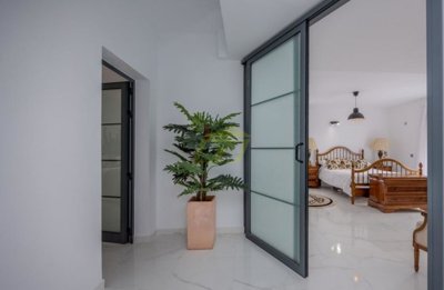 Villa with private pool and sea Views in Tabayesco