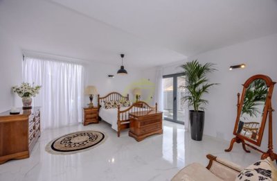 Villa with private pool and sea Views in Tabayesco