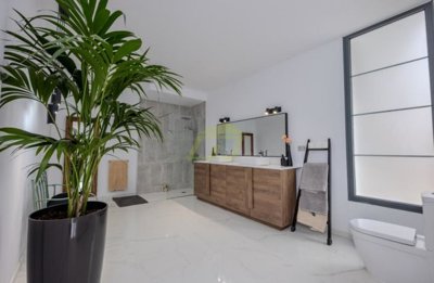 Villa with private pool and sea Views in Tabayesco