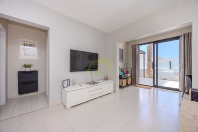 Large 2 bedroom apartment with 2 large outdoor spaces