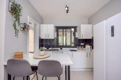 Large 2 bedroom apartment with 2 large outdoor spaces