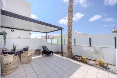 Large 2 bedroom apartment with 2 large outdoor spaces