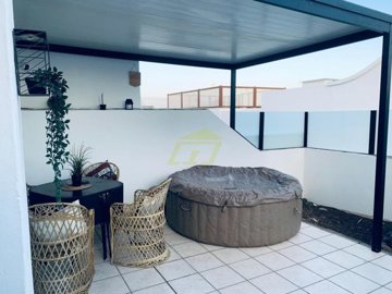 Large 2 bedroom apartment with 2 large outdoor spaces
