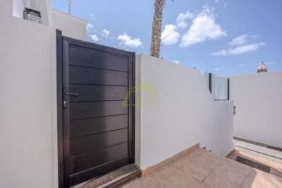 Large 2 bedroom apartment with 2 large outdoor spaces