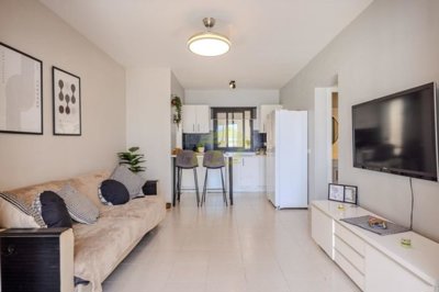 Large 2 bedroom apartment with 2 large outdoor spaces