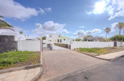 3 bedroom villa with garden in Costa Teguise