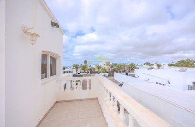 3 bedroom villa with garden in Costa Teguise