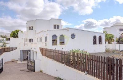 3 bedroom villa with garden in Costa Teguise