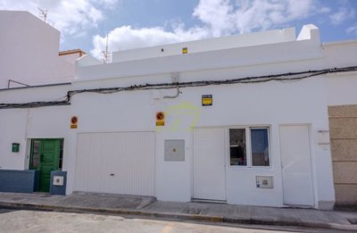 Newly Refurbished family home with guest apartment in Arrecife