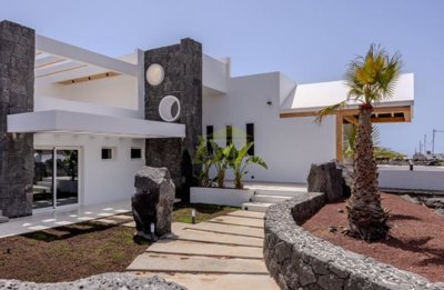 César Manrique-Inspired oasis in Tahiche’s volcanic heart