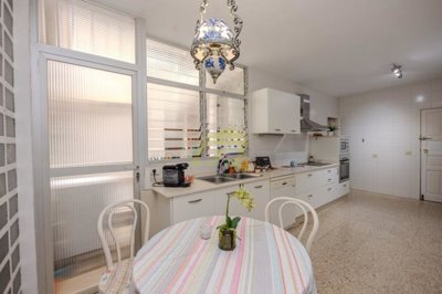 Four bedroom apartment in Arrecife with two parking spaces