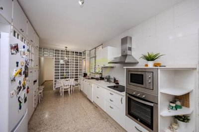 Four bedroom apartment in Arrecife with two parking spaces